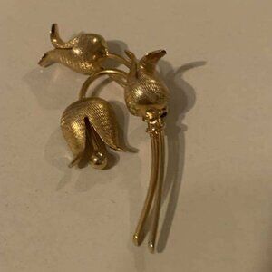 EUC Vintage Signed CW 12K Gold Filled Flower Brooch